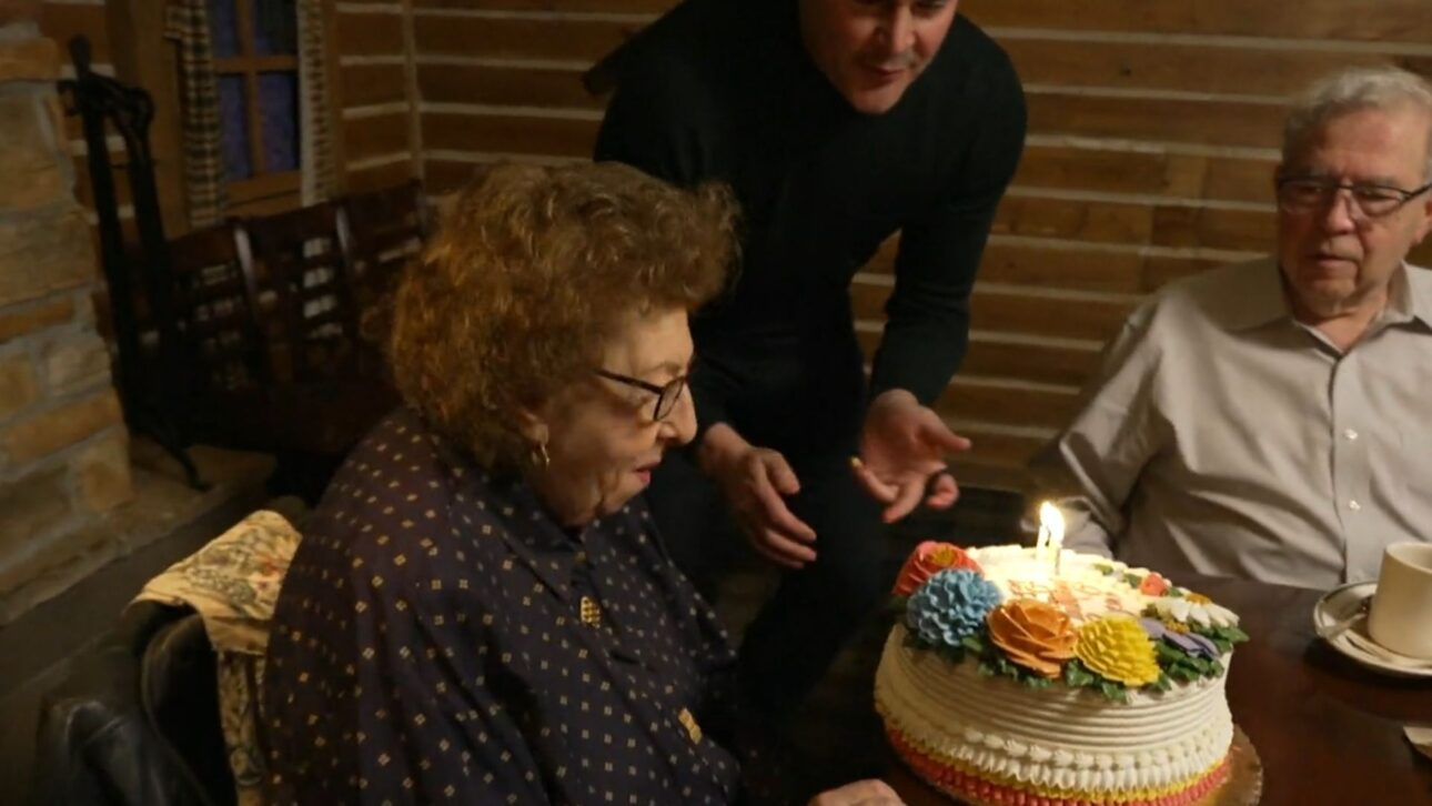 Entrevista casual transforma idosa de 102 anos em fenômeno viral nos EUA e leva milhões a refletirem sobre atitude, gratidão e envelhecimento com autonomia.