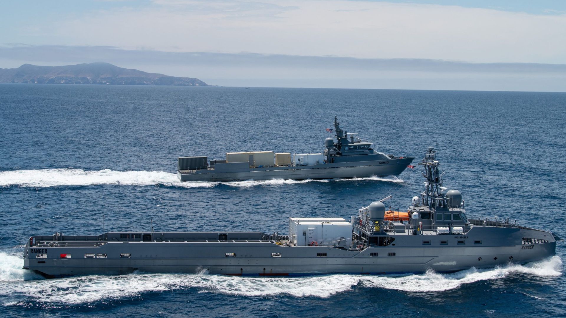 Marinha dos EUA cria o programa MASC para USVs de ataque com contêineres modulares, trocando cargas e sensores rápido no mar.