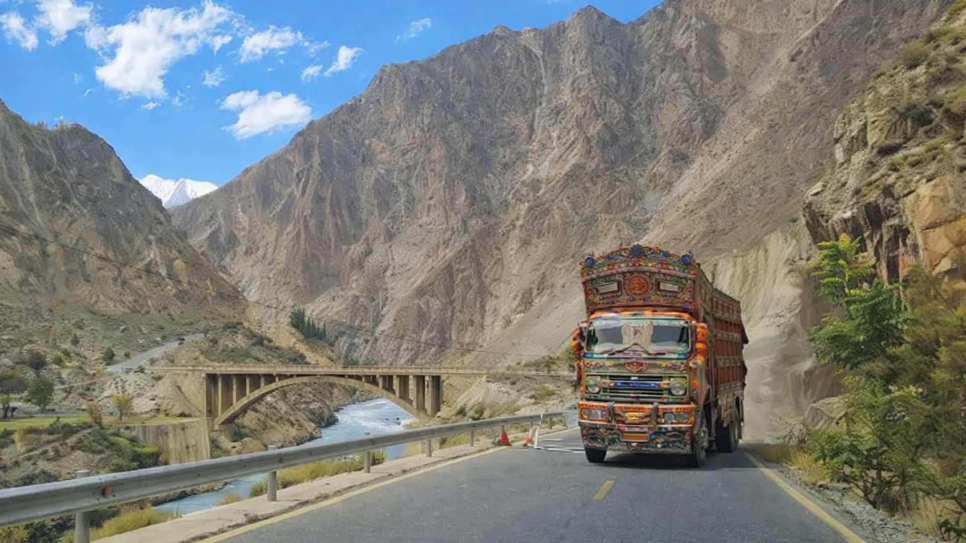 Karakoram Highway liga China e Paquistão a quase 4.700 metros, cruza geleiras, picos de 7.000 m e funciona como rota estratégica escavada na rocha.