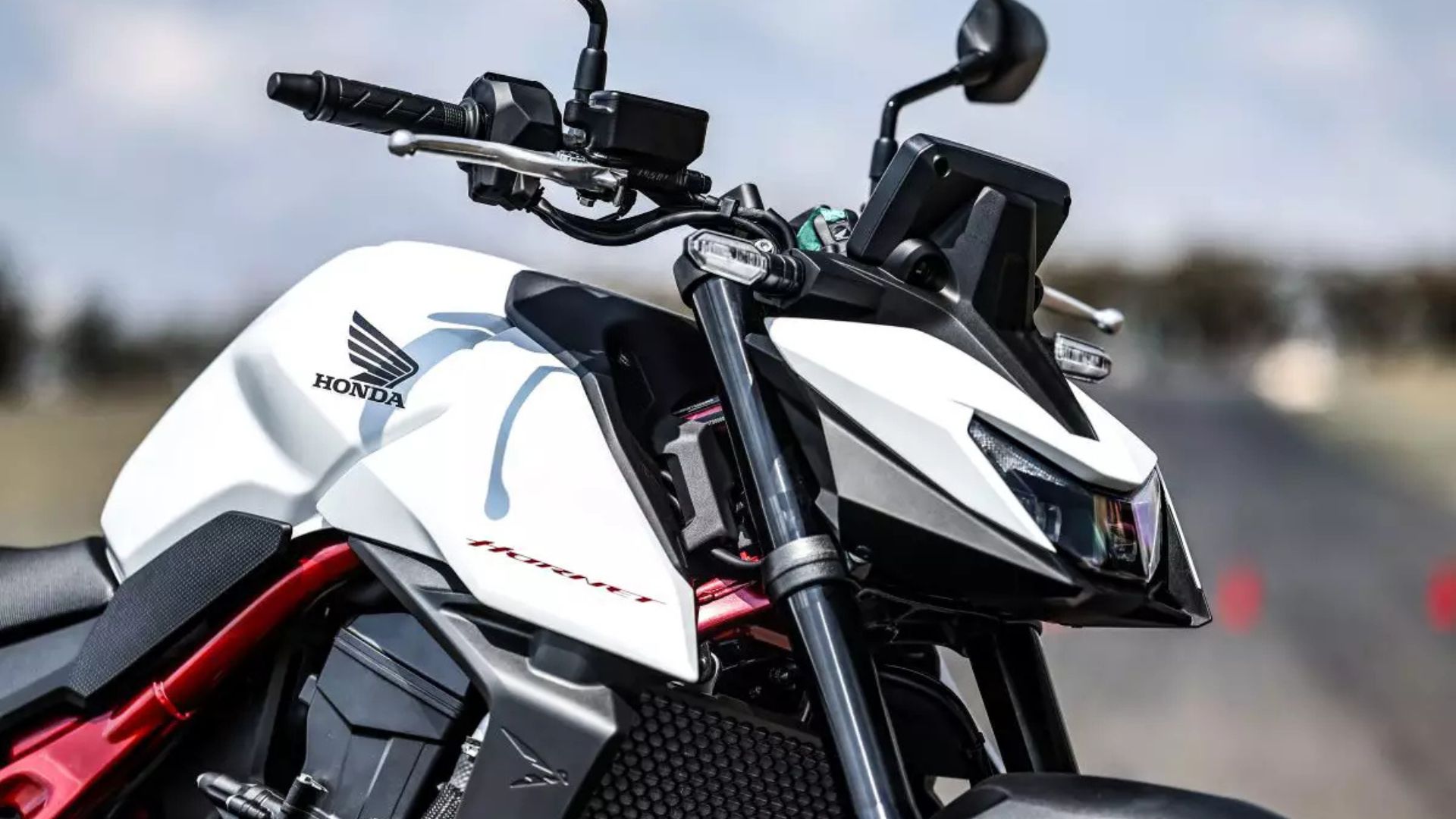 Honda CB 750 Hornet chega ao Brasil com motor bicilíndrico, até 200 km/h, consumo equilibrado, eletrônica avançada e foco em agilidade urbana.