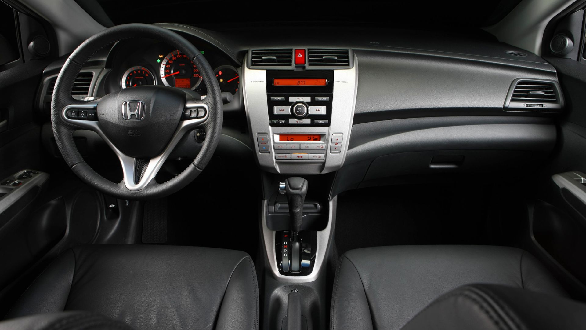 Honda City usado por cerca de R$ 40 mil reúne motor 1.5 flex de até 116 cv, porta-malas de 506 litros e câmbio manual simples e confiável.