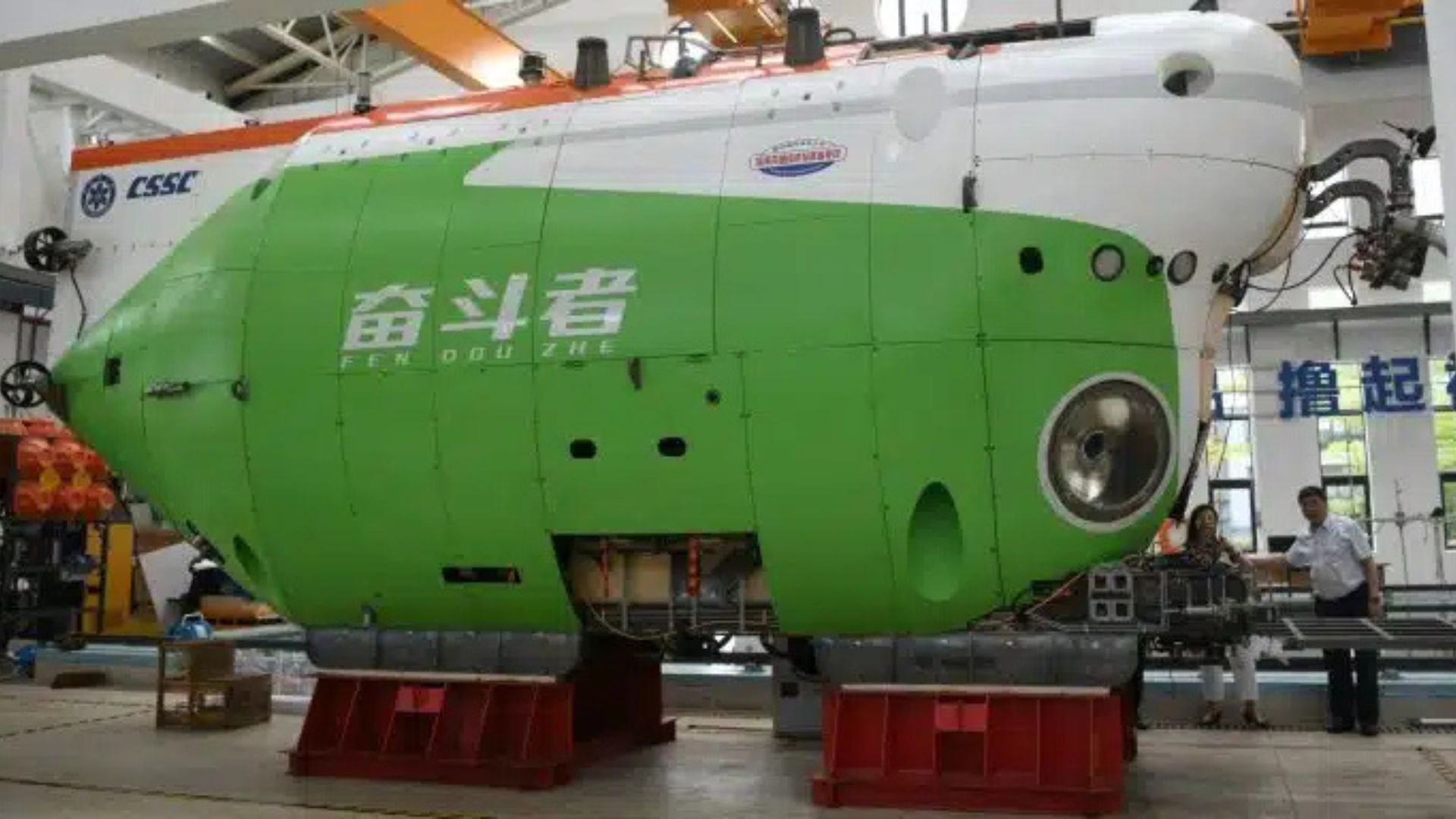 Submersível chinês Fendouzhe alcança o ponto mais profundo da Terra após 23 mergulhos e leva 27 cientistas às zonas mais extremas do oceano.