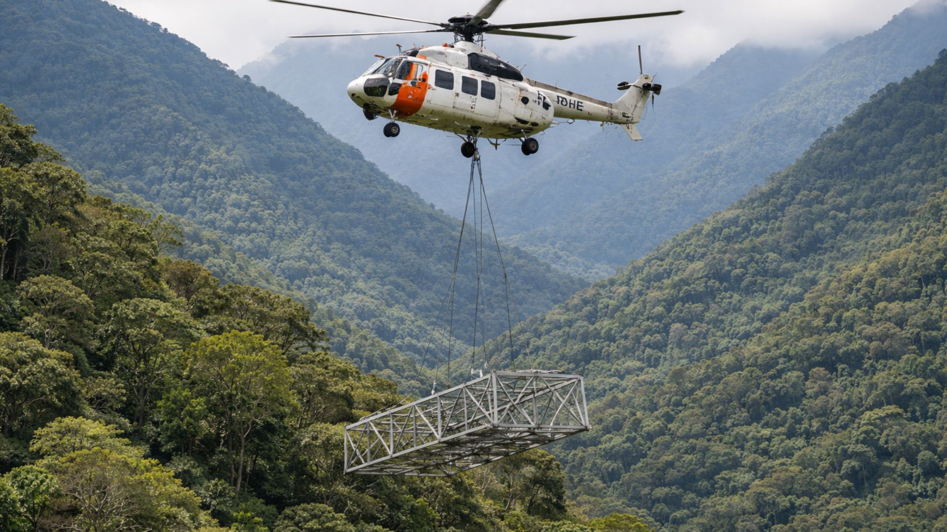 Helicóptero H225 atua como guindaste voador na Serra do Mar, removendo torres de transmissão e levando módulos sem abrir estradas.
