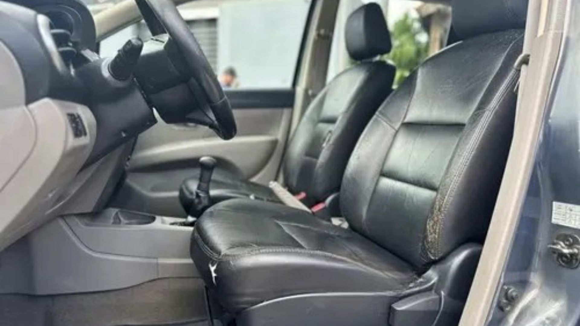 Nissan Livina usada por R$ 29 mil entrega 108 cv, porta-malas de 449 litros e câmbio manual, opção acessível para famílias no mercado.