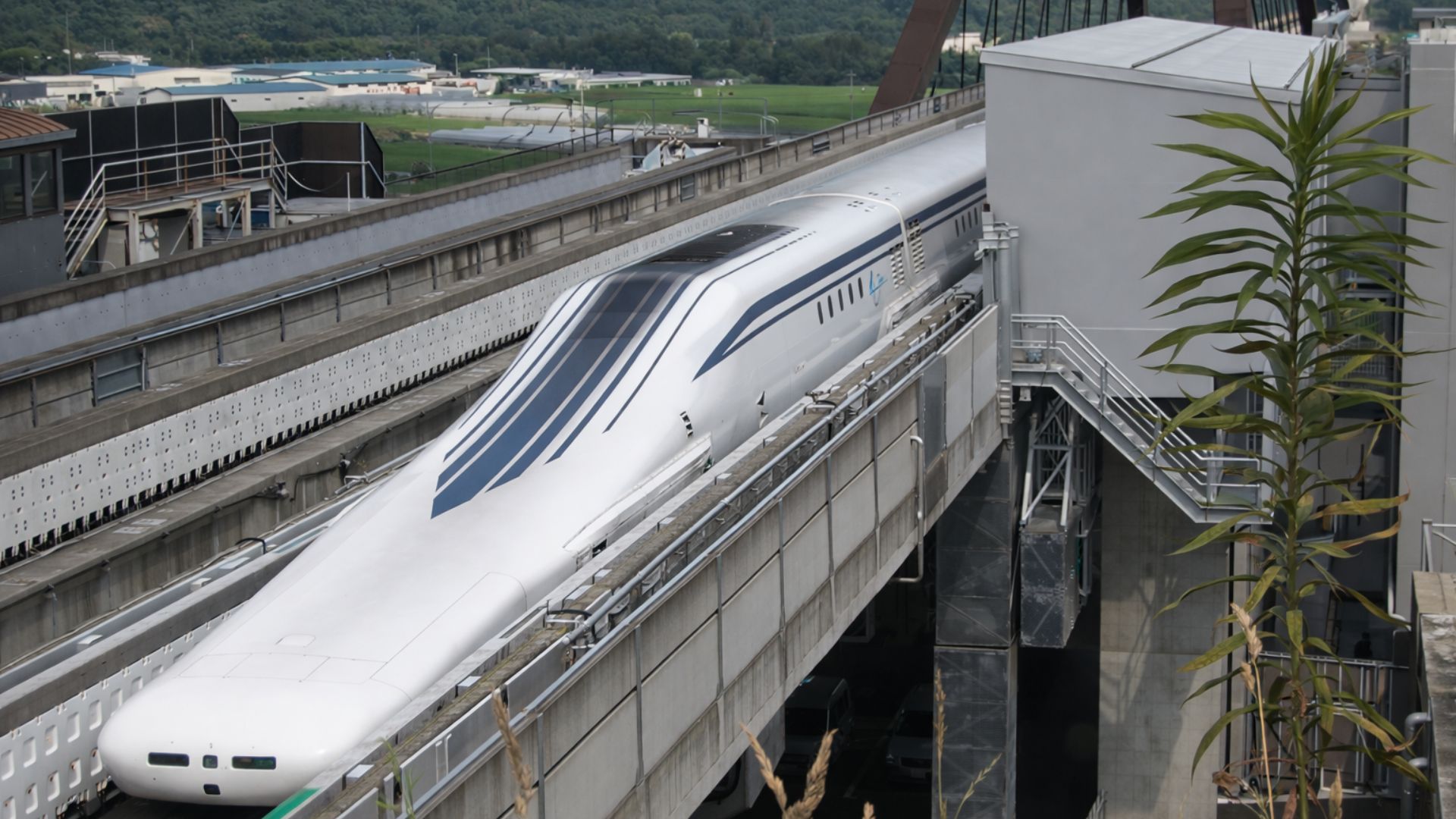 Projeto Chuo Shinkansen aposta em trem maglev de até 600 km/h para ligar Tóquio a Osaka, com túneis complexos, custos bilionários e desafios ambientais.