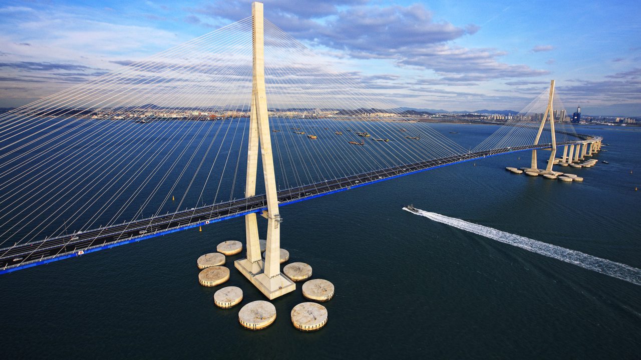 Com 12,3 km de extensão sobre o mar, pilares de 230 metros e vãos otimizados para ventos oceânicos, uma ponte sul-coreana redesenhou a logística entre ilha e continente e virou referência em engenharia extradossada