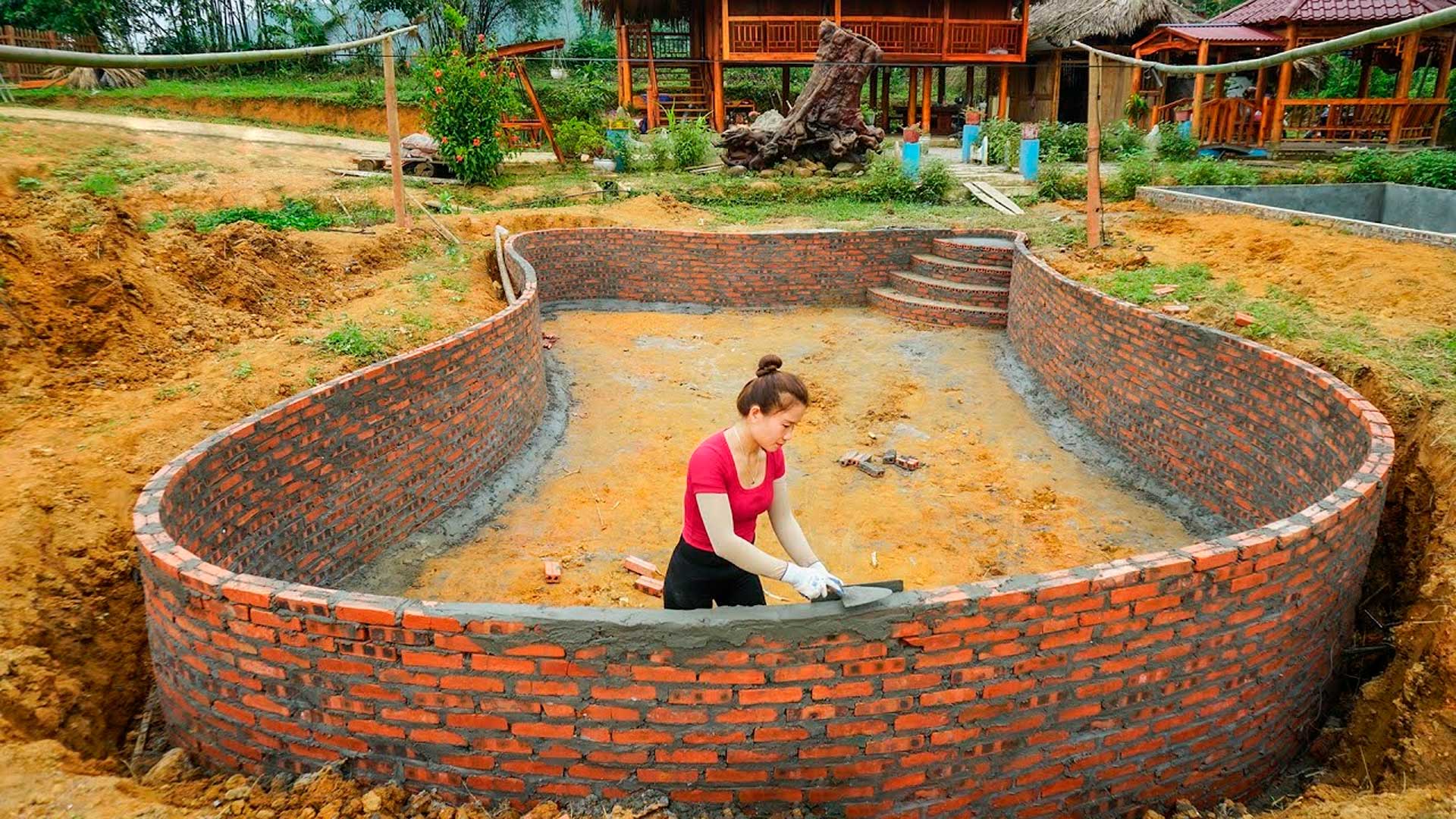 Jovem constrói piscina de alvenaria sozinha no campo, trabalha sem equipe e conclui um refúgio para o calor usando apenas tijolos e cimento
