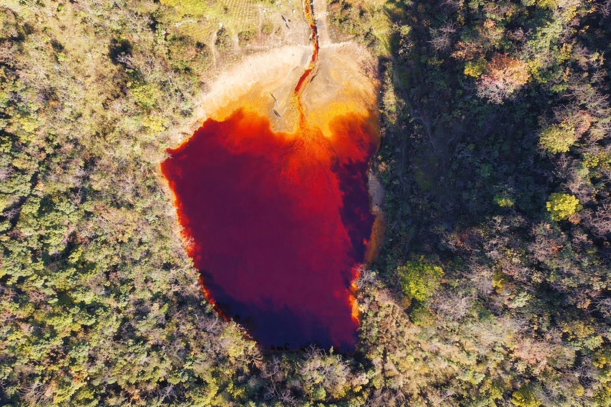 Lago vermelho-sangue escondido nas montanhas de Guizhou revela o “coração da Terra”, formado por oxidação mineral em antiga área de mineração após trilha difícil