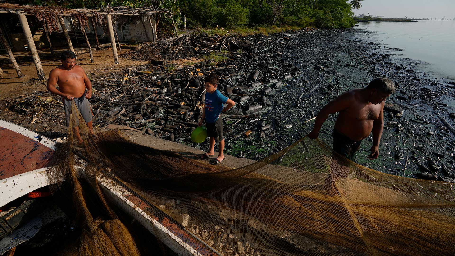Maior lago da América do Sul enfrenta uma mistura de esgoto, nutrientes e vazamentos de óleo que alimenta uma floração de cianobactérias vista até por satélite