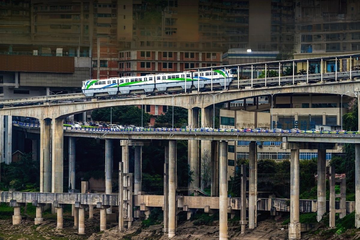 metrô da China em Chongqing soma 560 km, mistura linha de monotrilho e trilho convencional, cruza ponte recordista, desce 100 metros no subsolo e vira rede radical para uma megacidade 8D de 32 milhões de pessoas.