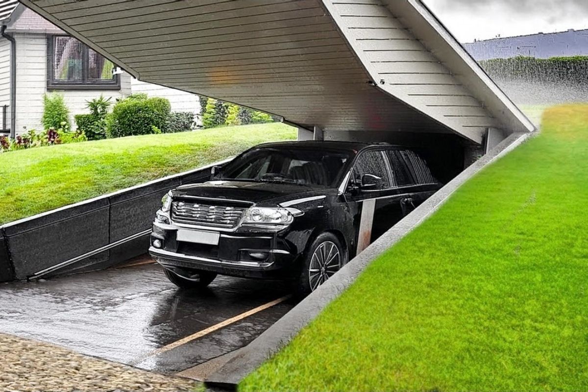 Em uma casa, porta oculta cria passagem secreta na arquitetura moderna; porta pivot e porta hidráulica mostram mecanismos invisíveis.