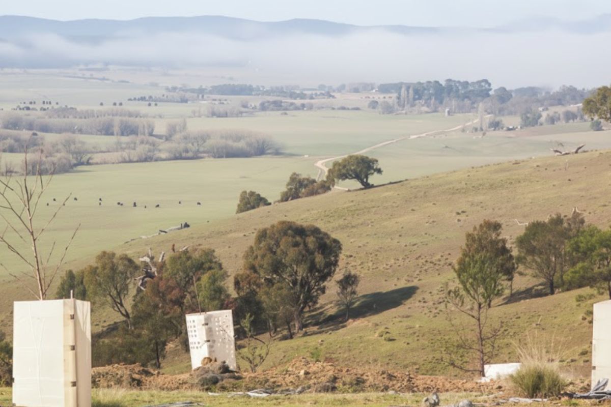 No coração da Austrália, fazenda desafia a pior seca da história, faz rios voltarem a correr sem chuva, recupera solo morto e expõe falência das políticas agrícolas tradicionais do país