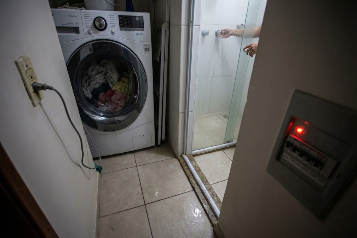 Em casas brasileiras, ligar a máquina de lavar e ir para o banho pode elevar o risco de choque e incêndio doméstico, sobretudo com fiação antiga, fuga de corrente e ausência de aterramento, exigindo atenção para evitar acidentes.