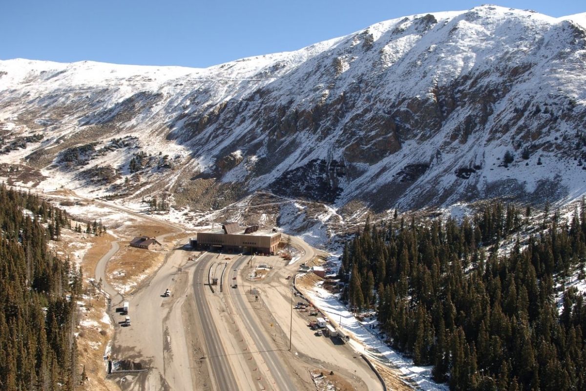 O túnel mais extremo dos EUA a 3.400 metros de altitude, engenharia enfrentou montanha em colapso, rocha em movimento, falhas ativas e bilhões em custos para atravessar (1)