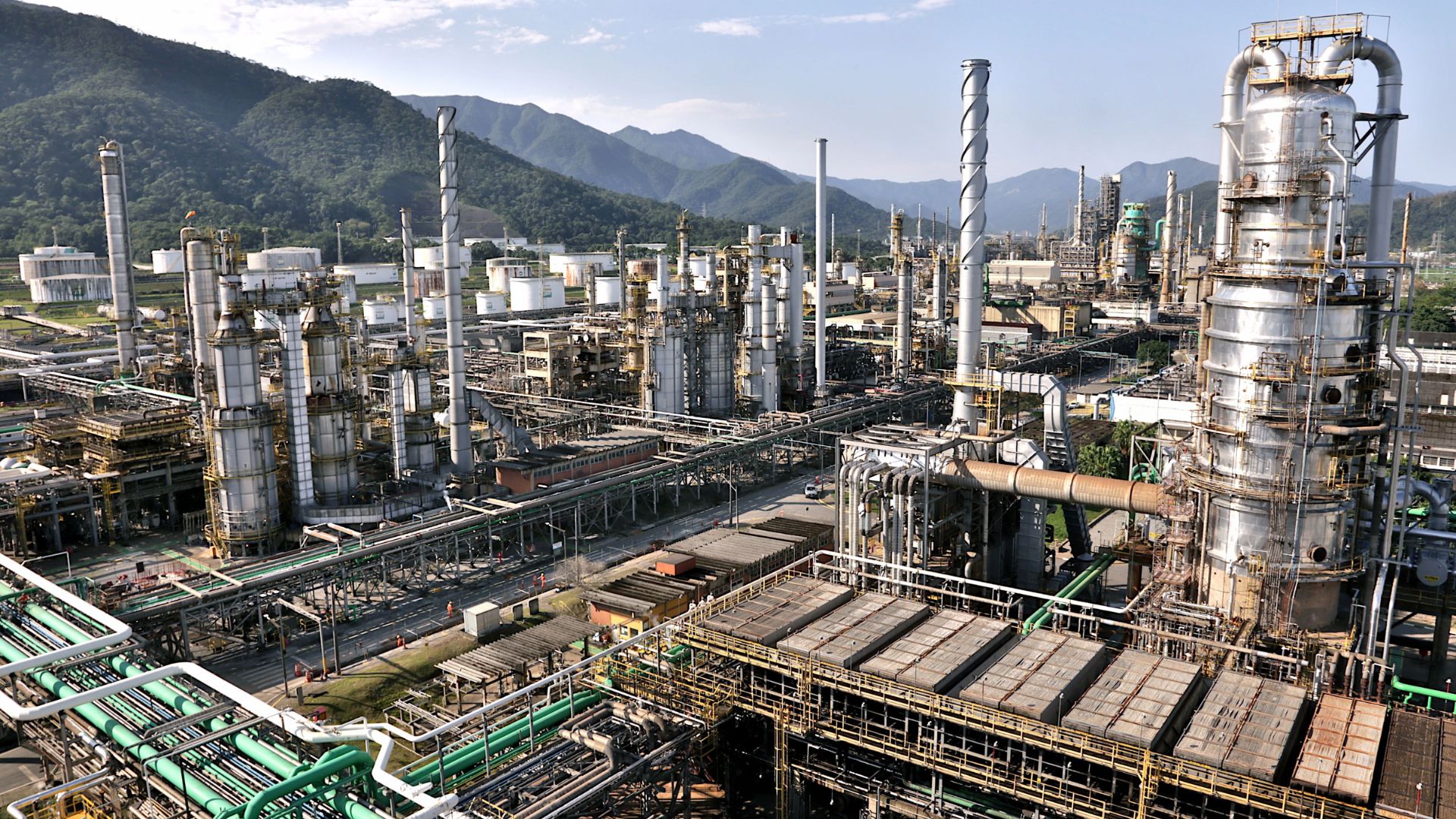 Vista aérea da refinaria da Petrobras com torres e tubulações, ilustrando a produção de combustíveis com conteúdo renovável, incluindo Diesel Podium e Diesel Verana.