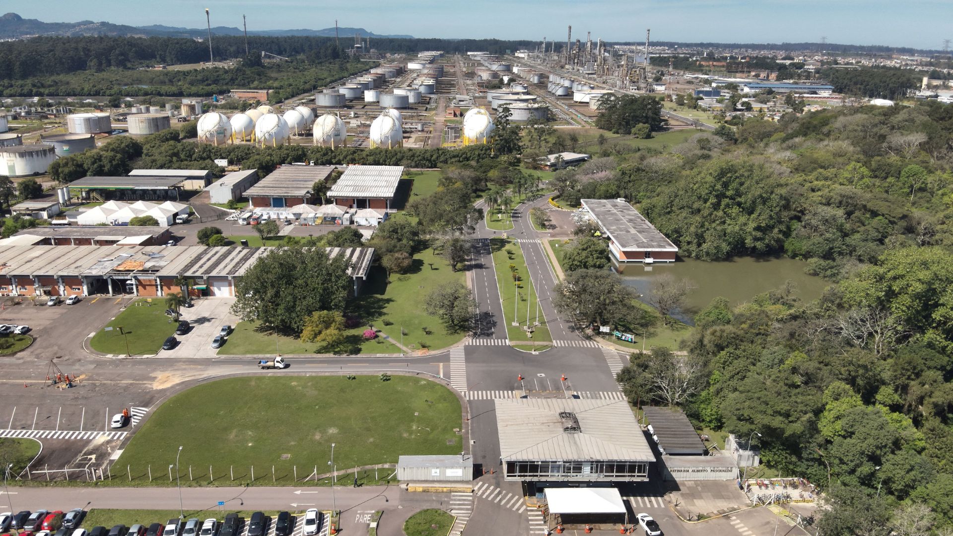 Vista aérea da Refinaria Alberto Pasqualini, em Canoas (RS), com tanques de armazenamento e unidades industriais da Petrobras