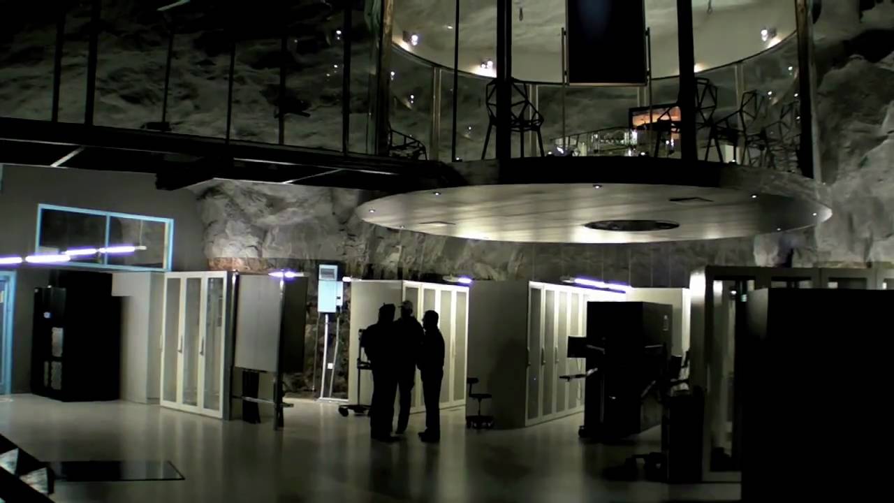 Escavado a mais de 30 metros dentro de uma montanha de granito, protegido por camadas de rocha natural e operando abaixo do nível do solo, este data center subterrâneo reutilizou uma antiga base militar e se tornou uma das infraestruturas digitais mais seguras do planeta