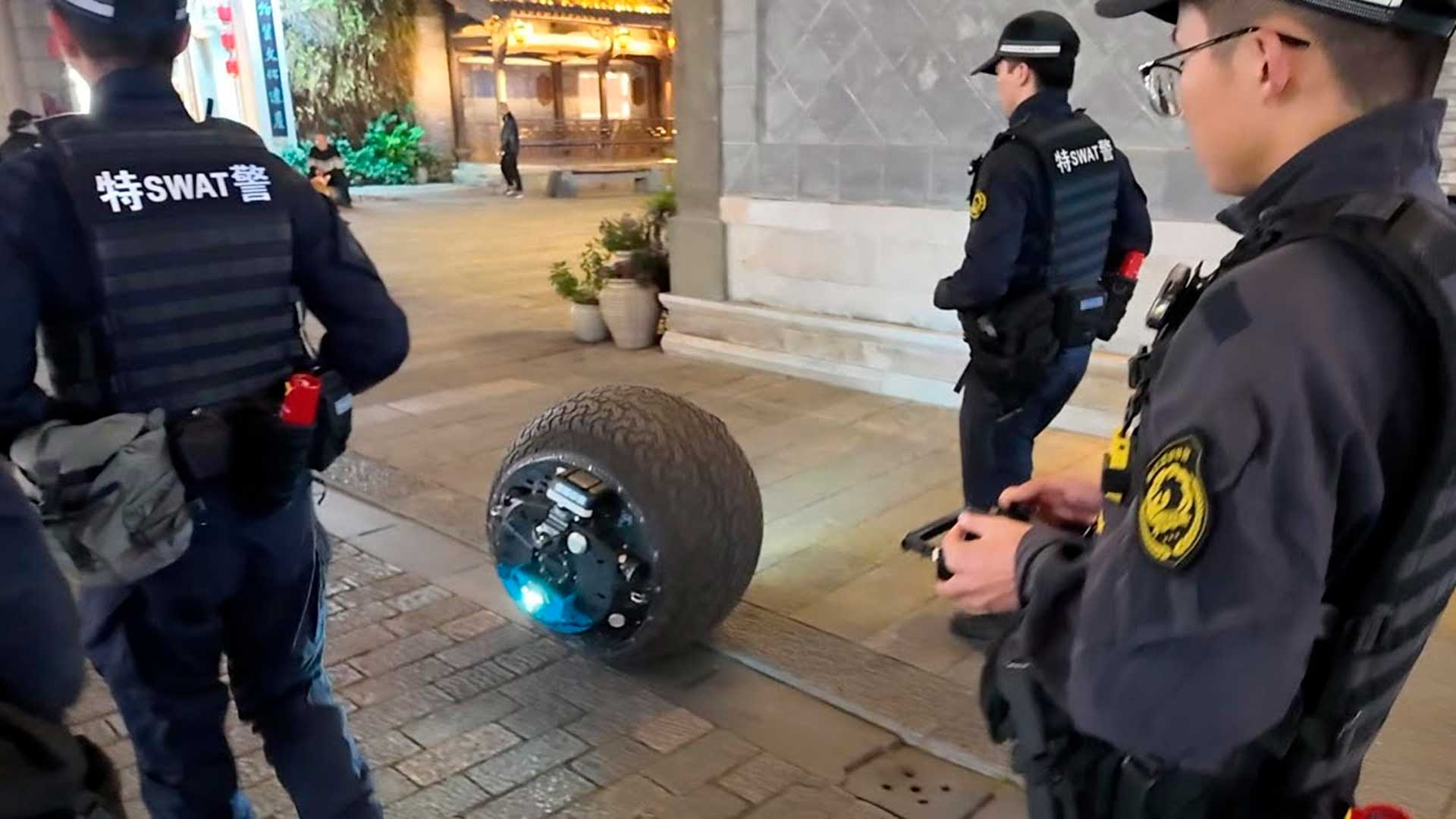 Pouca gente sabe, mas a China usa um robô em formato de bola com cerca de 160 kg capaz de acelerar até 30 km/h em 2,5 segundos, podendo rodar em terra e na água, para auxiliar a polícia
