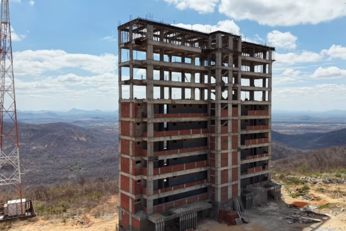 Prédio gigante surge no meio do sertão, no topo da serra entre Paraíba e Rio Grande do Norte, vira condomínio misterioso e chama atenção pela beleza, isolamento e localização extrema (1)