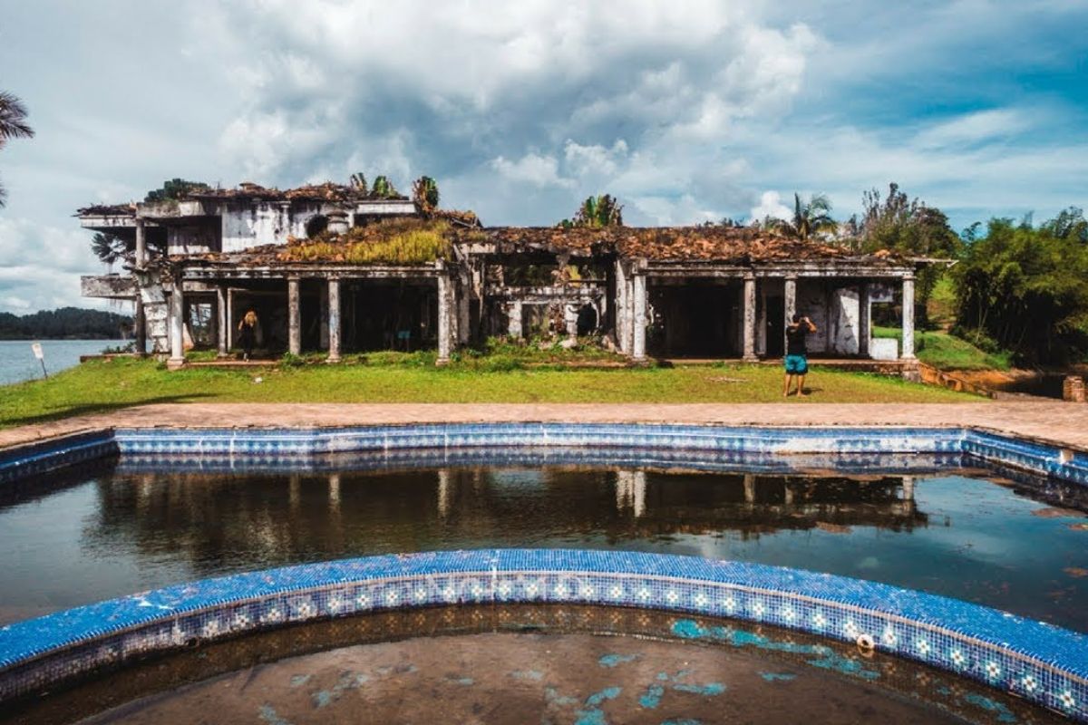 propriedade de Pablo Escobar vendida em leilão em Guatapé: mansão La Manuela nas ruínas, explosivos, valores e legado do narcotráfico colombiano.