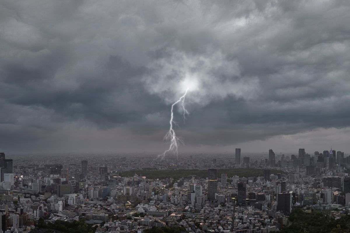 Santa Catarina enfrenta temporais com alerta da Defesa Civil, virada no tempo e vento sul deixando o mar agitado e elevando o risco de transtornos.