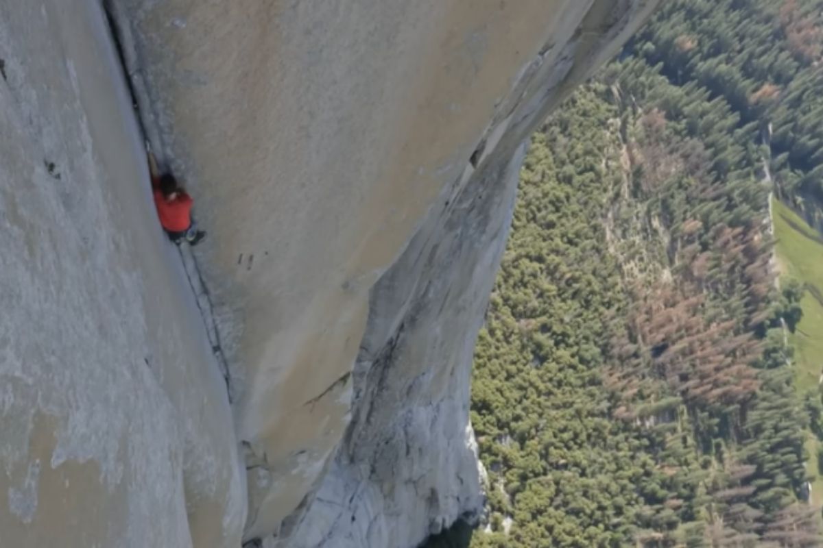 Sem cordas e sem margem de erro, Alex Honnold encara os quase 900 metros do El Capitan em escalada solo histórica, com câmeras registrando risco extremo, tensão e feito inédito (1)