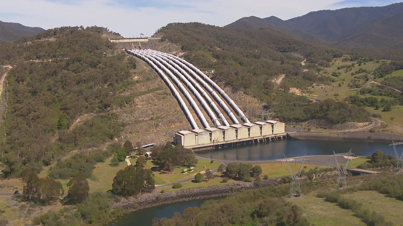 Para levar água das montanhas ao interior seco da Austrália, engenheiros escavaram 225 km de túneis sob os Alpes Australianos, construíram 16 barragens, desviaram rios inteiros de bacia e criaram o Snowy Mountains Scheme, a obra que mudou o destino da água no país