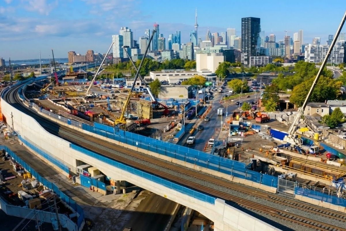 Linha Ontario em Toronto: metrô com 15 estações e viagem de 30 minutos, escavações a 40 metros e impactos na mobilidade da cidade.