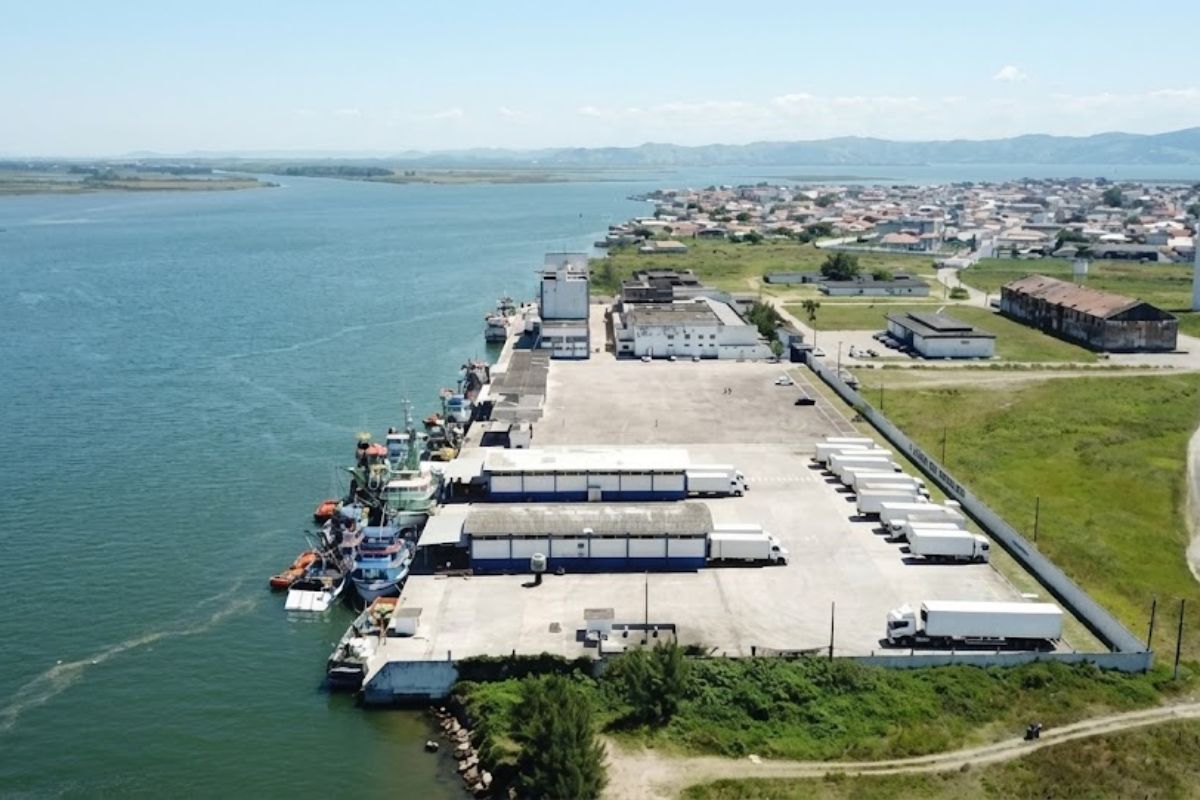 Dragagem no Canal da Barra avança com apoio do Governo do Estado e pode transformar o Porto de Laguna, ampliando acesso, turismo e novas vocações além da pesca. (Foto: Prefeitura de Laguna/fonte: NDMAIS )