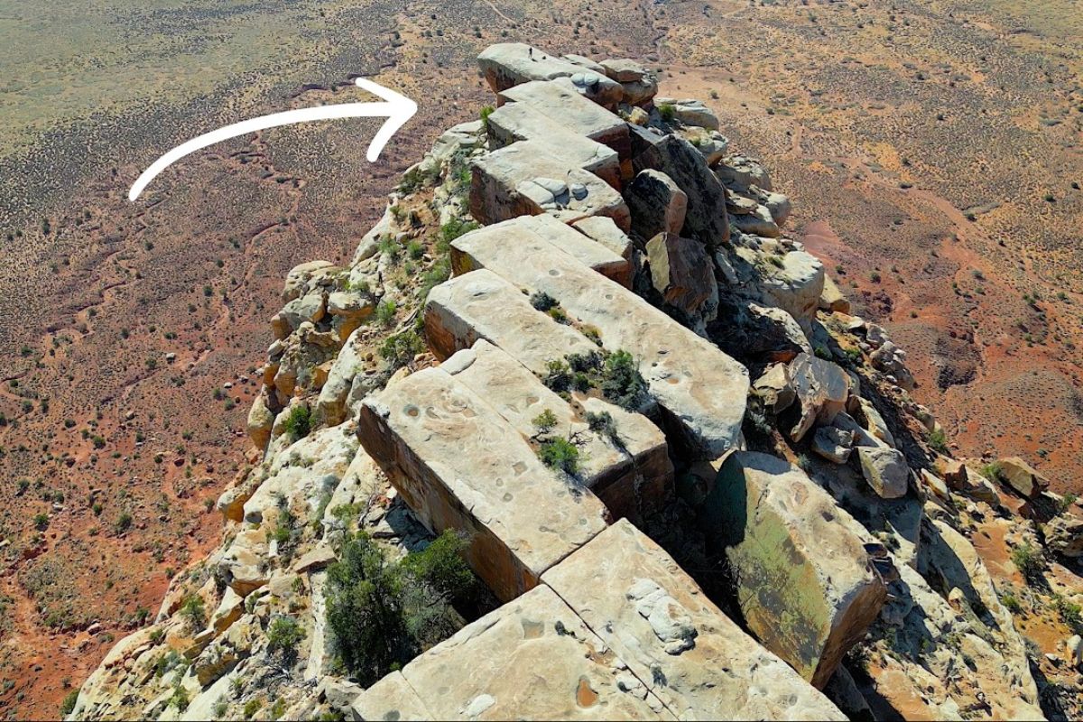 formação rochosa vista no Google Earth em penhasco revela arenito Navajo e um cubo perfeito quase real, com medidas no local e escala que assusta.