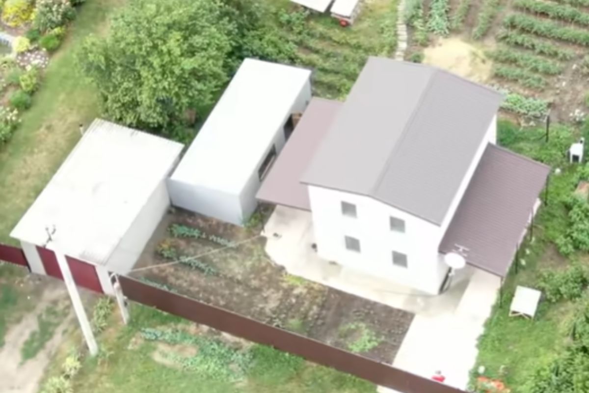 Vizinhos riram da obra improvisada, mas casal constrói casa de 59 m² com as próprias mãos, gasta pouco, usa concreto leve, planeja tudo para idosos e transforma desconfiança (1)