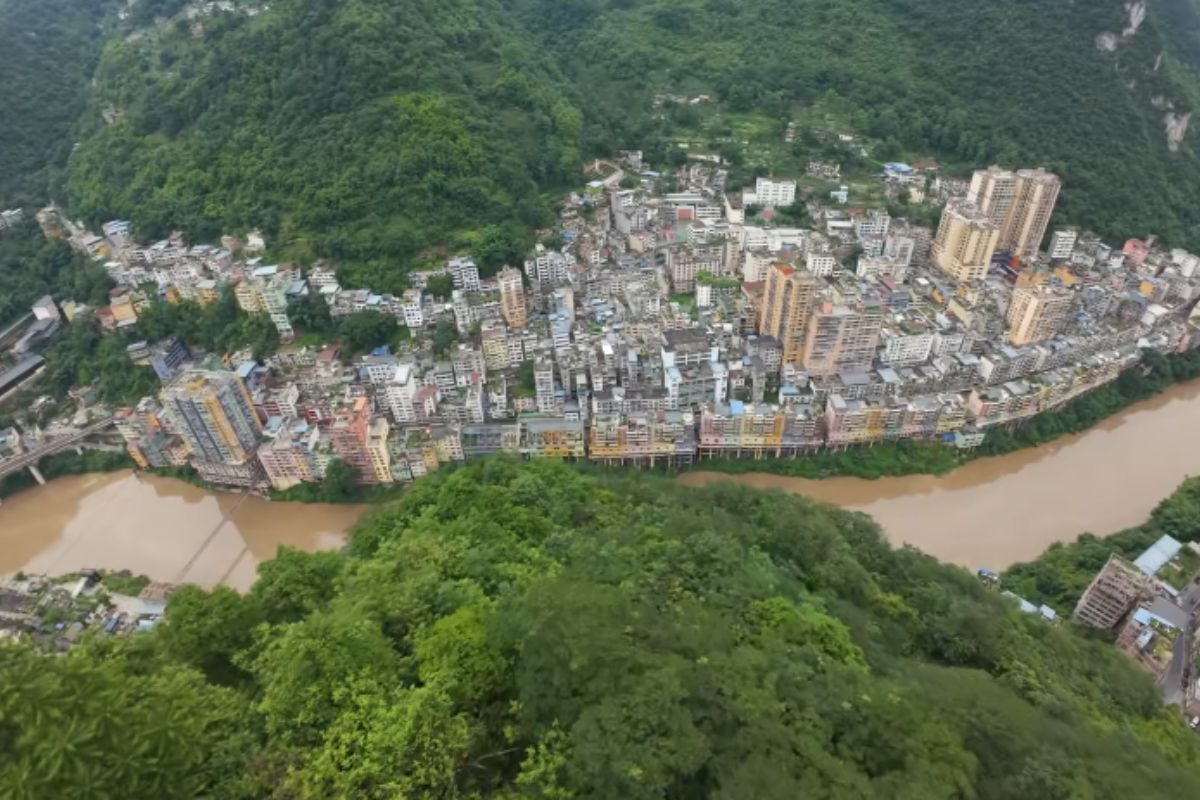 Yanjin, na China, é considerada a cidade mais estreita do mundo, construída em uma única faixa entre montanhas íngremes e um rio barrento, onde cerca de 100 mil pessoas vivem