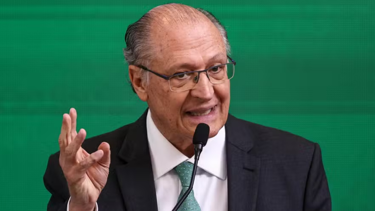 O vice-presidente Geraldo Alckmin projeta alta nas exportações de petróleo em 2026 impulsionada pelo pré-sal; ele também comenta sobre a influência da situação venezuelana e a dinâmica dos mercados globais de petróleo.
