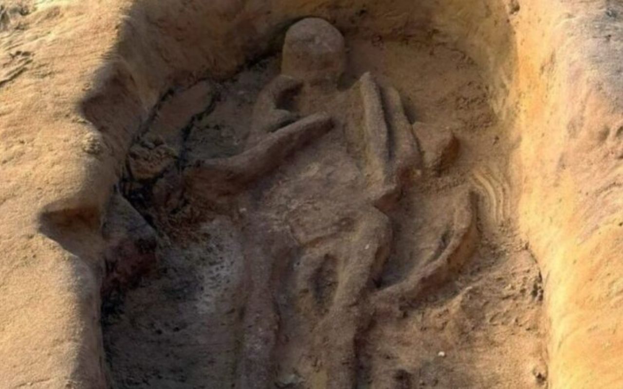 Túmulos anglo-saxões descobertos em obra nuclear na Inglaterra revelam possível realeza do século 7 enterrada com armas e um cavalo.