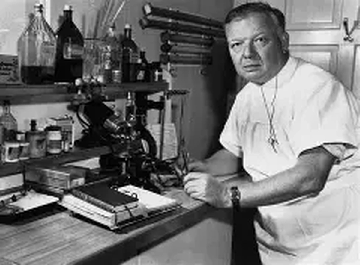 Werner Forssmann em laboratório médico na década de 1930, pioneiro do cateterismo cardíaco e vencedor do Prêmio Nobel de Medicina