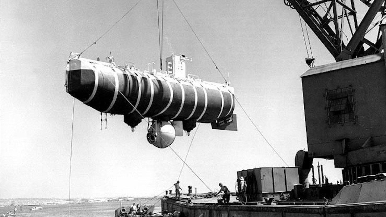 Descendo a 10.916 metros em 1960, suportando pressões acima de 1.100 atmosferas e abrindo o caminho para toda a exploração moderna do oceano profundo, o batiscafo Trieste levou o ser humano pela primeira vez ao ponto mais profundo do planeta