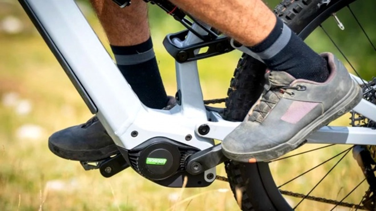 Novo motor para bicicleta elétrica entrega 120 Nm de torque, 850 W de potência e foco em trilhas, subidas técnicas e alto desempenho.