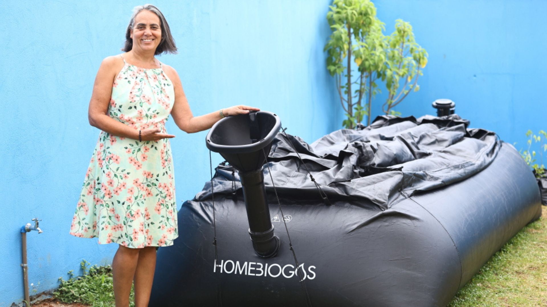 Mulher apresenta biodigestor de biogás instalado em escola municipal de São José dos Campos para reaproveitamento de resíduos orgânicos