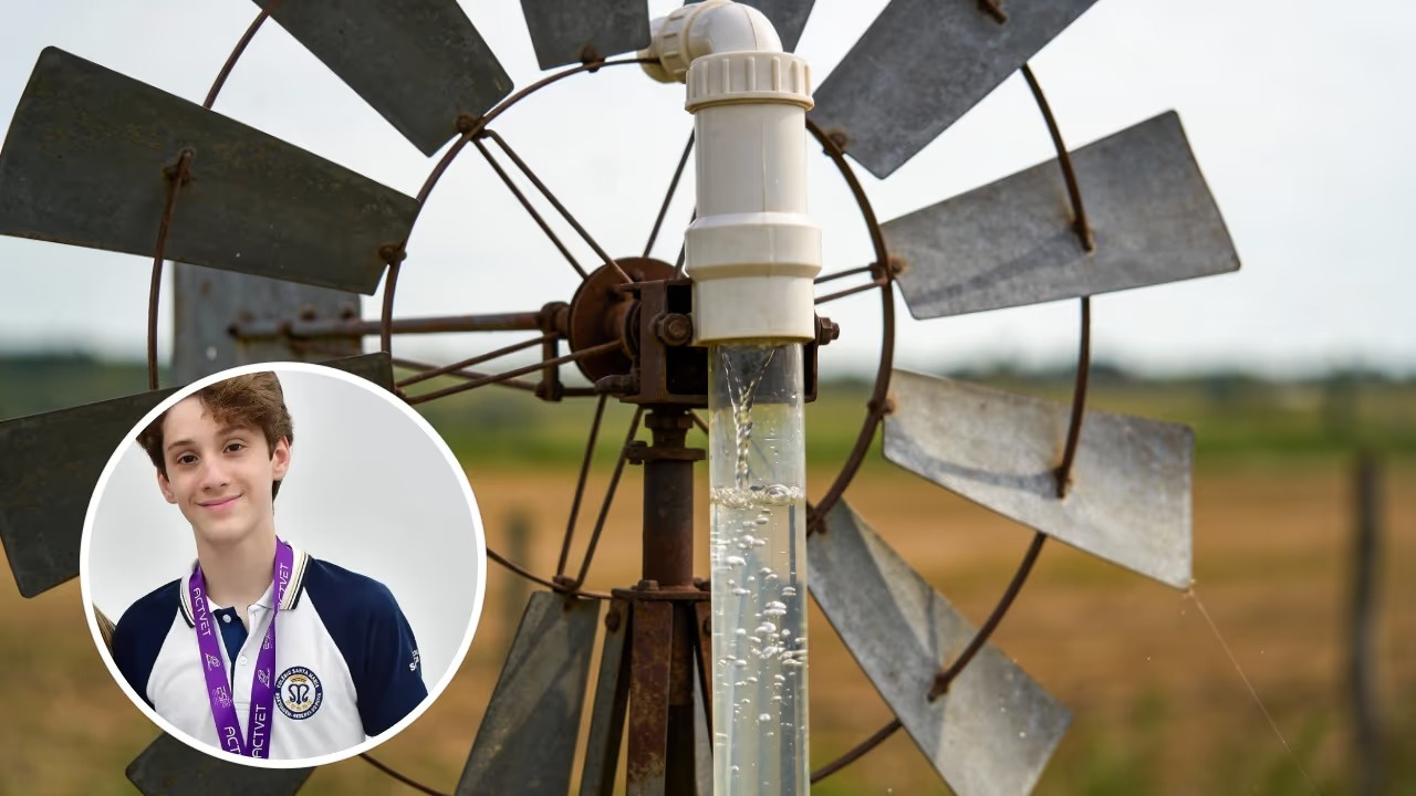 Bomba eólica desenvolvida por um adolescente pernambucano usa materiais recicláveis, reduz custos e surge como alternativa para levar água potável a comunidades do Nordeste semiárido.