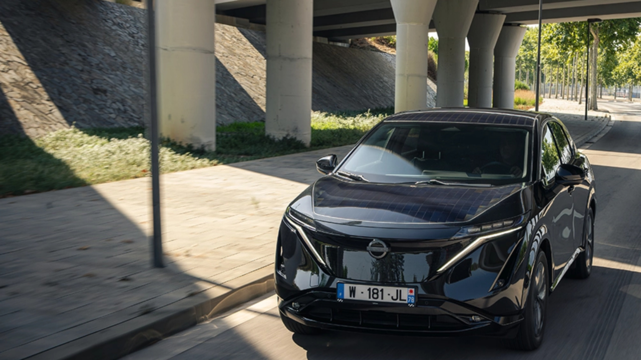 Energia solar aplicada em carros elétricos volta ao centro do debate após a Nissan apresentar um SUV equipado com painéis solares capazes de reduzir recargas e ampliar a autonomia.