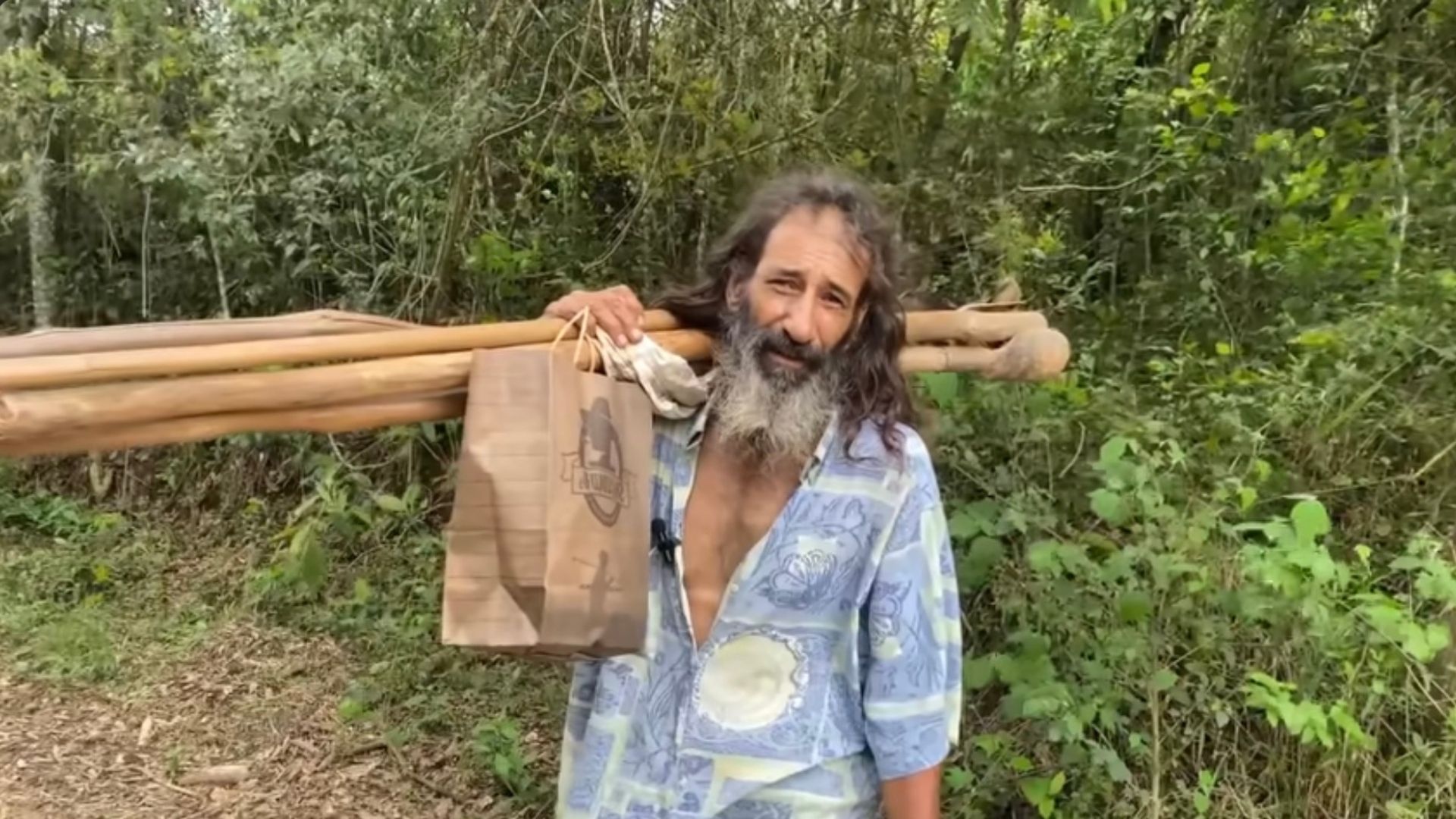 Agricultor de 60 anos em sítio de 15 alqueires no interior de Minas Gerais