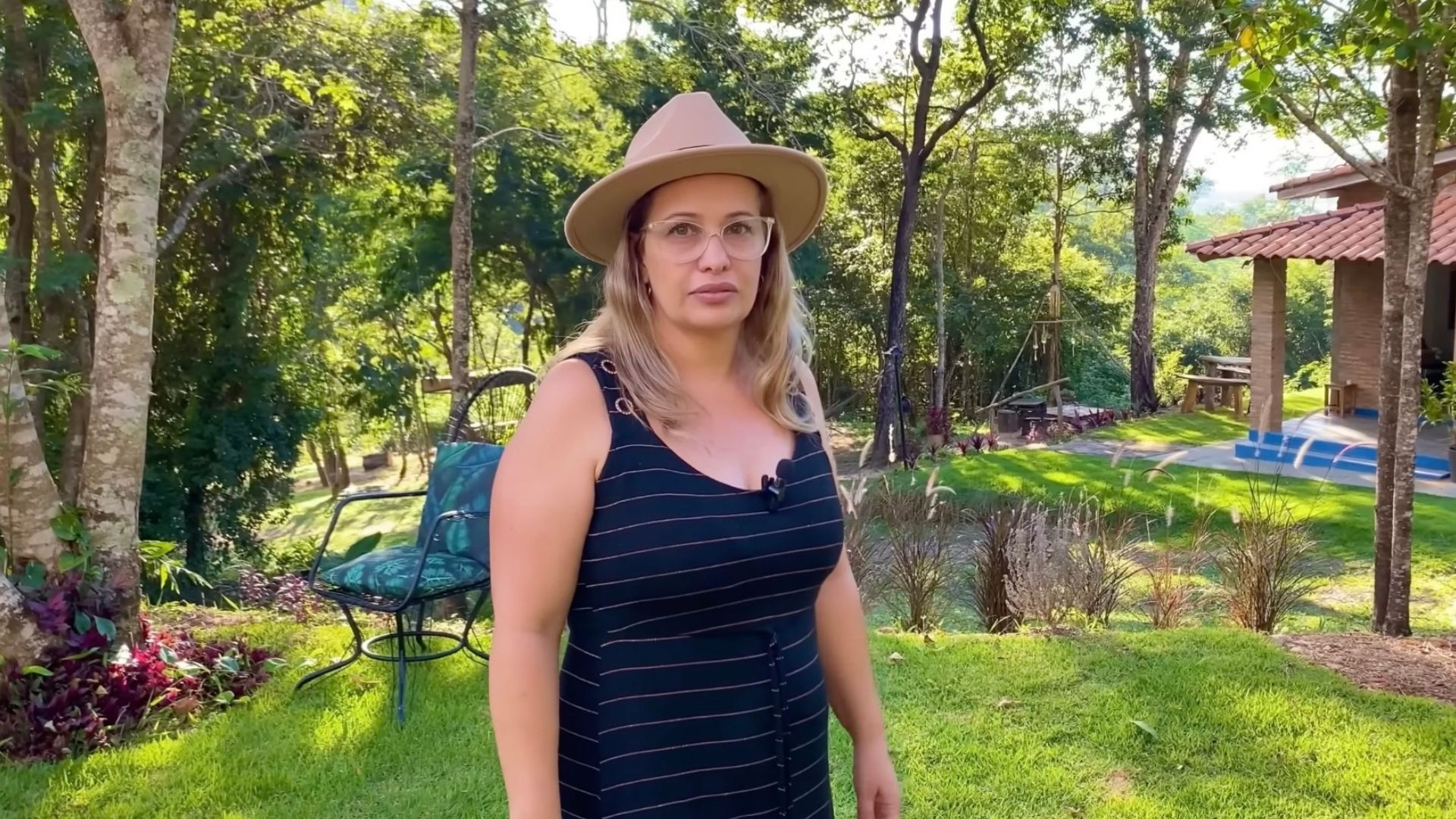 Chalé sustentável com energia solar cercado por mata nativa preservada