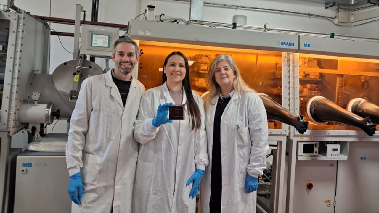 Nova célula solar, desenvolvida por pesquisadores brasileiros e italianos, gera eletricidade com luz artificial e reacende o debate sobre o futuro da energia limpa em interiores.