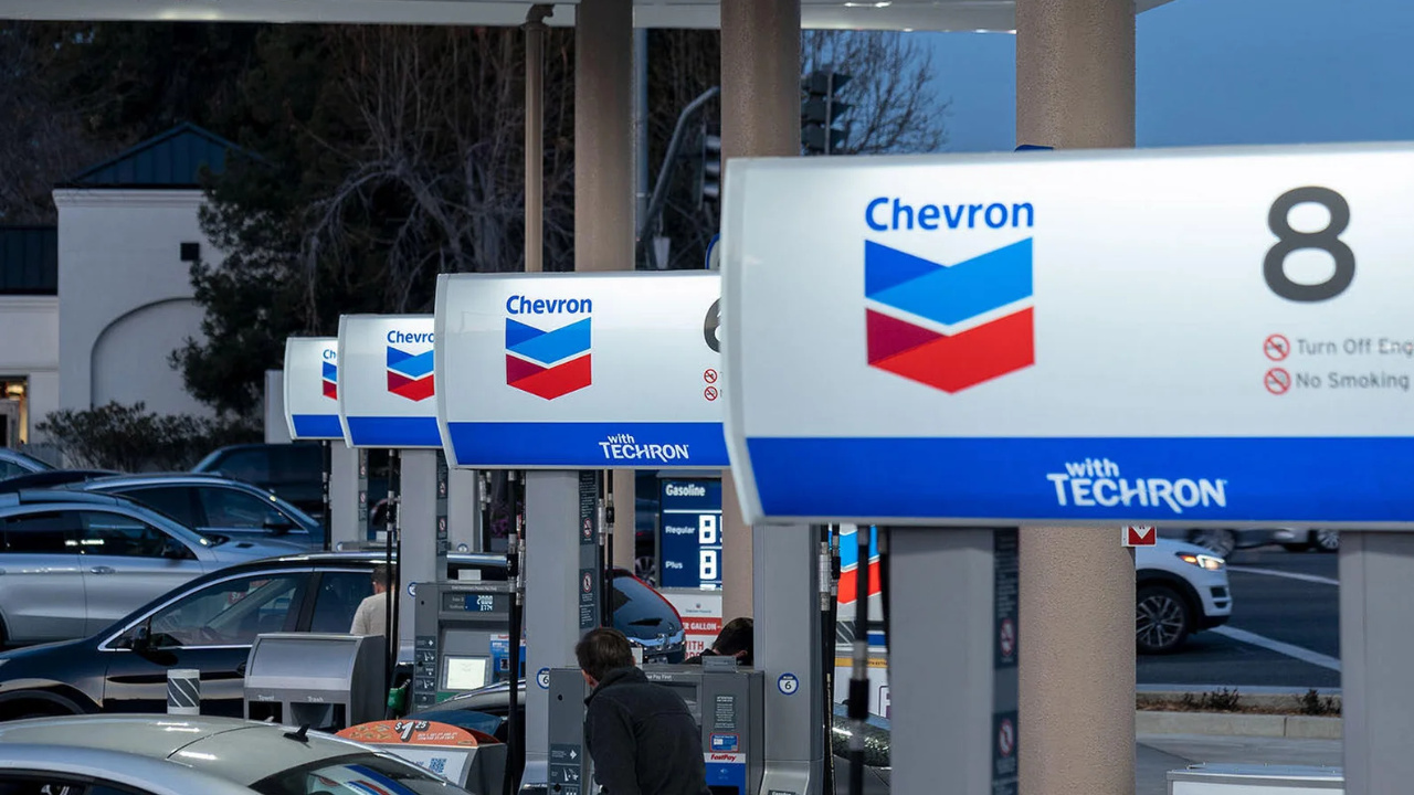 Com histórico centenário, presença contínua e integração logística com os EUA, a Chevron surge como protagonista na possível reabertura do setor de petróleo na Venezuela, em meio a sanções, disputas geopolíticas e bilhões em investimentos.