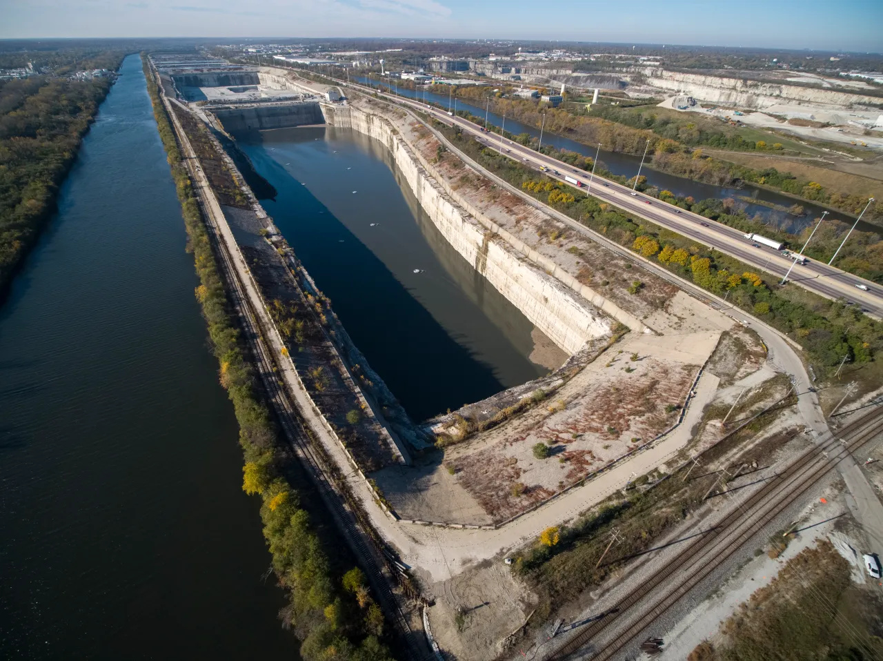 Para conter enchentes que ameaçavam Chicago, engenheiros construíram um túnel-reservatório subterrâneo com mais de 175 km de galerias e reservatórios capazes de armazenar até 69 bilhões de litros e desviar mais de 1 trilhão de galões de água e esgoto ao longo de décadas
