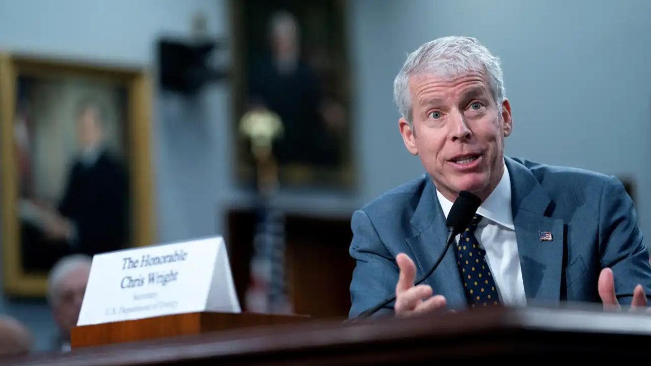 Declarações do secretário de Energia dos EUA colocam o petróleo no centro do debate global e expõem um choque direto com as políticas ambientais da União Europeia, reacendendo tensões sobre segurança energética e comércio.