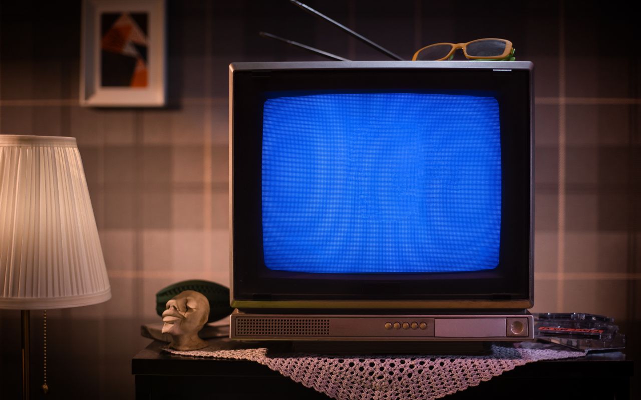 Uma cidade no País de Gales ficava sem internet todos os dias às 7h por culpa de uma TV de tubo antiga em uma casa — entenda como o hábito simples impactava toda a comunidade.