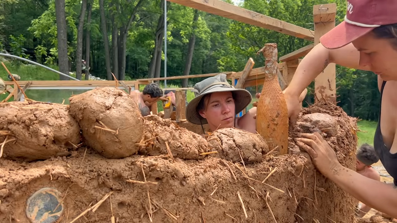 Terra, areia e palha moldadas como argila: a técnica de construir casas sem formas, que permite esculturas habitáveis e já provou durar mais de 300 anos