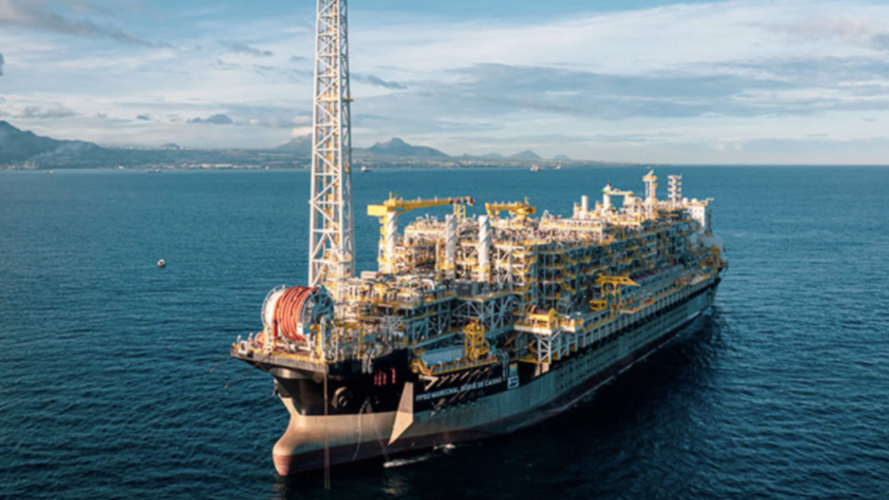 A Agência Internacional de Energia (IEA) elevou a previsão de crescimento da demanda global por petróleo em 2026, enquanto exportações venezuelanas despencam após bloqueio de navios petroleiros sancionados pelos EUA, criando tensões no mercado.