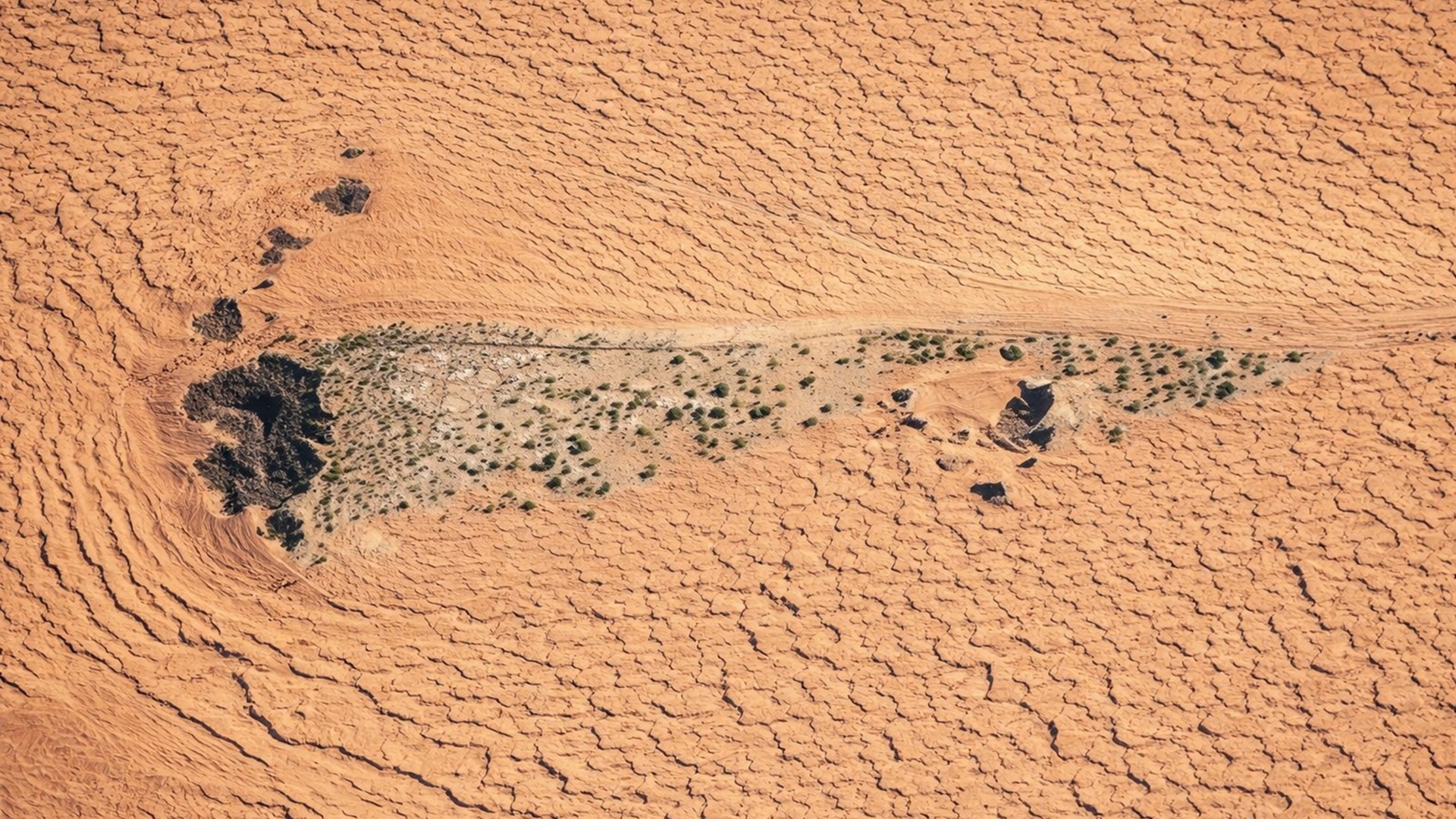 Explore Jubbah, a cidade-oásis que se desenvolveu no leito de um antigo lago. Descubra sua história e arte rupestre milenar.